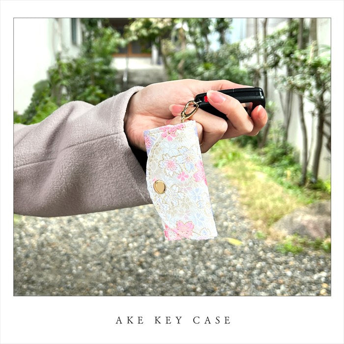 【Leo&Aoi公式ショップ】 西陣織 明 キーケース 4連 レディース スマートキー 三つ折り 鍵入れ 鍵 カギ 収納 スリム コンパクト キーホルダー 4連キーケース 金襴 高級 華やか 着物 和柄 和風 日本製 雪輪 流水文 花文 菊花文 【安心の返品保証付き】