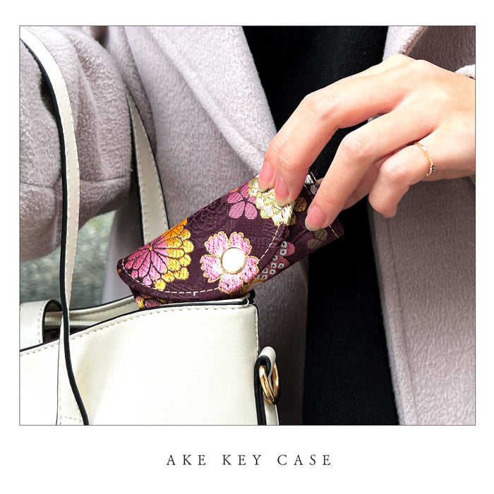 【Leo&Aoi公式ショップ】 西陣織 明 キーケース 4連 レディース スマートキー 三つ折り 鍵入れ 鍵 カギ 収納 スリム コンパクト キーホルダー 4連キーケース 金襴 高級 華やか 着物 和柄 和風 日本製 雪輪 流水文 花文 菊花文 【安心の返品保証付き】