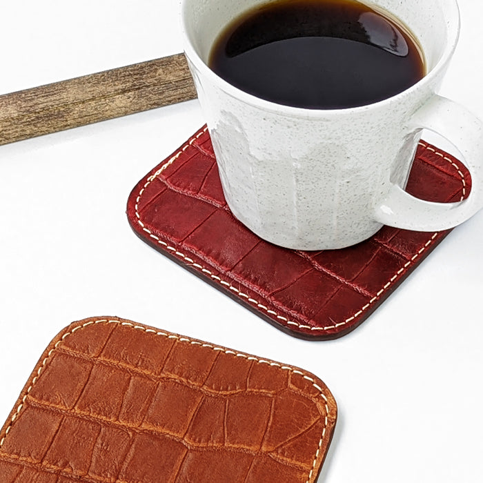 【Leo&Aoi公式ショップ】 クロコダイル柄 型押し コースター 本革 4枚セット テーブルウェア カフェ おしゃれ キッチン 雑貨 食器 ハンドメイド 革 ワニ柄 わに柄 お洒落 高級 【安心の返品保証付き】