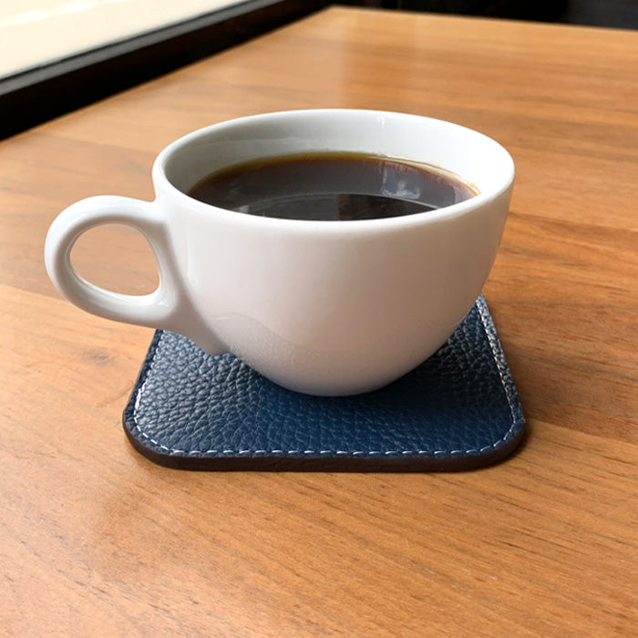 【Leo&Aoi公式ショップ】 ちょっとハイソな本革 コースター 4枚セット テーブルウェア カフェ おしゃれ キッチン 雑貨 食器 ハンドメイド 角丸型 革 上品 華やか お洒落 高級 無地 型押し 【安心の返品保証付き】