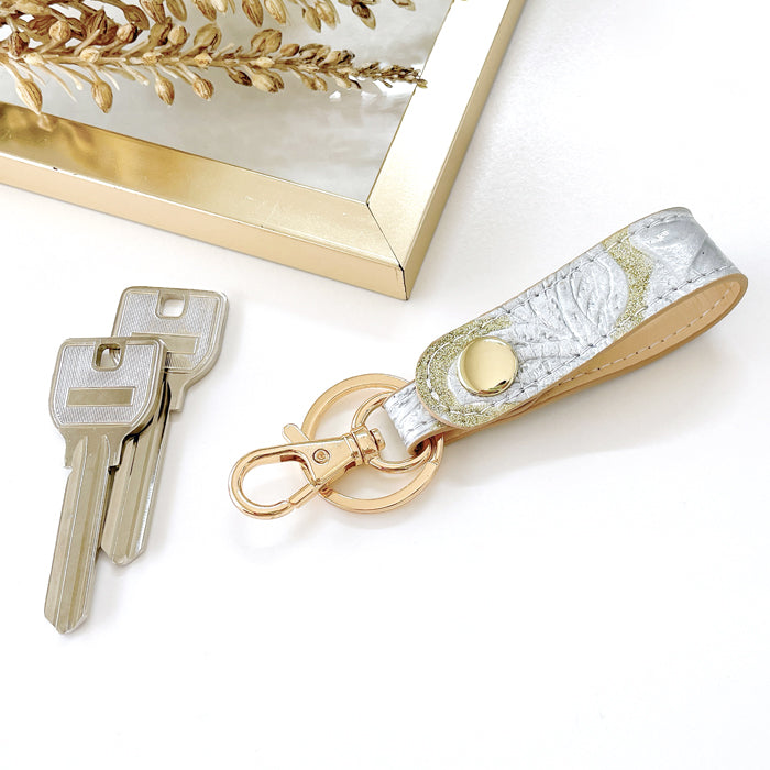 【Leo&Aoi公式ショップ】 本革 キーリング スナップボタン キーホルダー バッグチャーム ラメフラワー 型押し 【安心の返品保証付き】