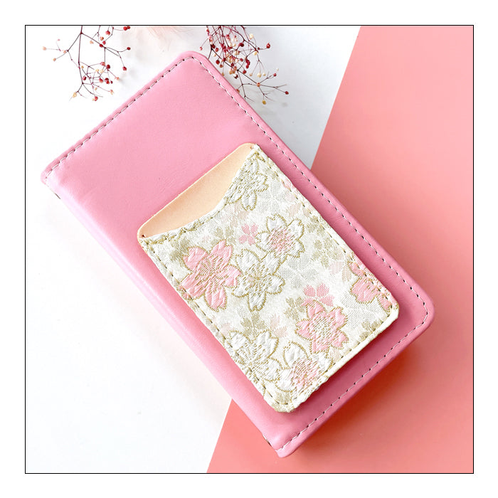 【Leo&Aoi公式ショップ】 西陣織 明 スマホ カード収納 カードケース 貼り付け 背面 薄型 カードポケット 背面収納 ポケット カード入れ スリム ICカード 定期入れ シール CARD POCKET 金襴 和柄 和 和風 レディース 女性 メンズ 男性 【安心の返品保証付き】