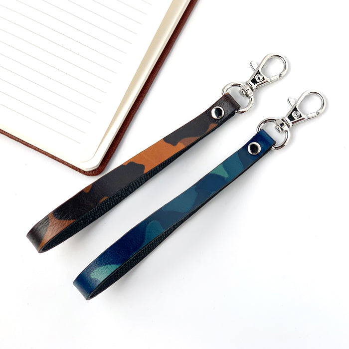 【Leo&Aoi公式ショップ】 カモフラージュ ナスカン付き ストラップ 本革 マルチストラップ 携帯ストラップ レザー 携帯 スマホ キーホルダー パスケース 定期入れ リストストラップ 革 牛革 手帳型 スマホケース スマホカバー 手帳型ケース 落下防止 迷彩柄 レディース メンズ 【安心の返品保証付き】