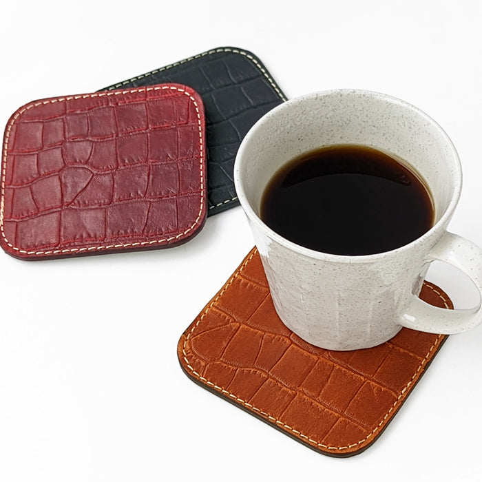 【Leo&Aoi公式ショップ】 クロコダイル柄 型押し コースター 本革 4枚セット テーブルウェア カフェ おしゃれ キッチン 雑貨 食器 ハンドメイド 革  ワニ柄 わに柄 お洒落 高級 【安心の返品保証付き】