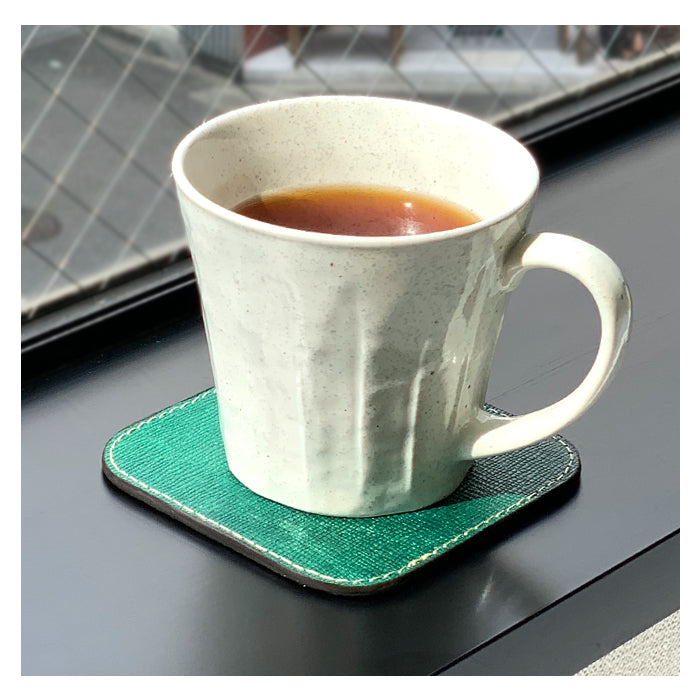 【Leo&Aoi公式ショップ】 男の型押し 本革 コースター 4枚セット テーブルウェア カフェ おしゃれ キッチン 雑貨 食器 ハンドメイド 角丸型 革 牛革 お洒落 高級 無地 エンボス 4枚組 【安心の返品保証付き】