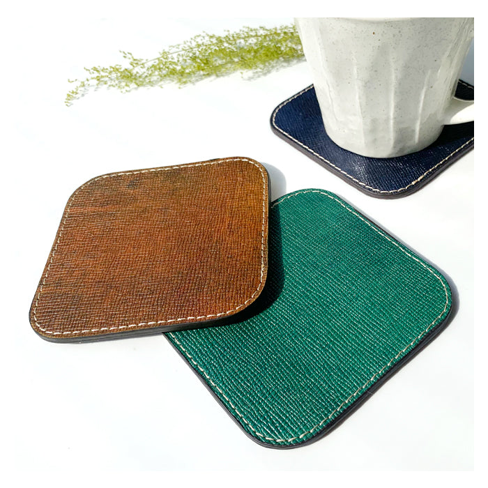 【Leo&Aoi公式ショップ】 男の型押し 本革 コースター 4枚セット テーブルウェア カフェ おしゃれ キッチン 雑貨 食器 ハンドメイド 角丸型 革 牛革 お洒落 高級 無地 エンボス 4枚組 【安心の返品保証付き】