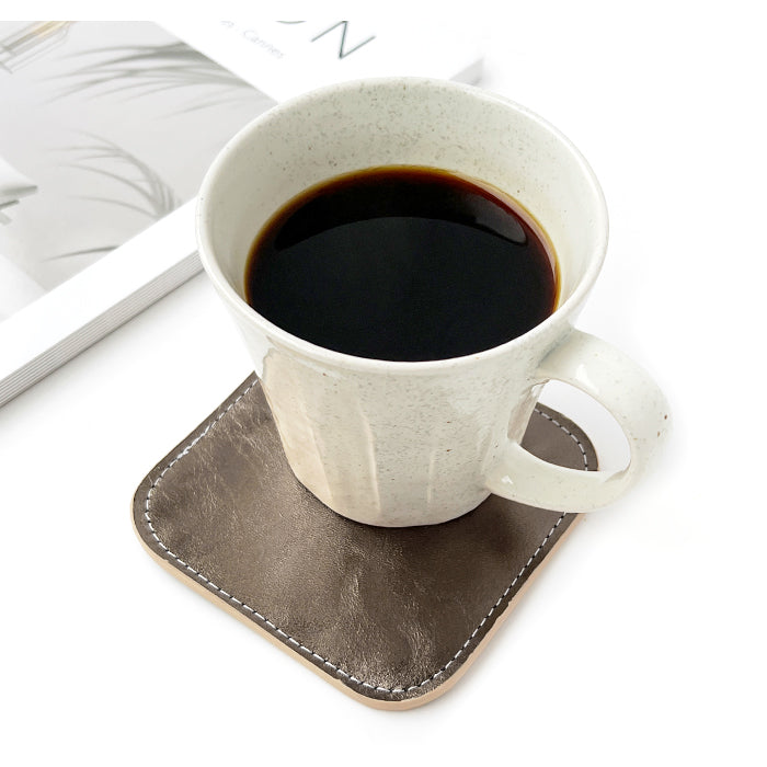 【Leo&Aoi公式ショップ】 メタリック コースター 本革 4枚セット テーブルウェア カフェ おしゃれ キッチン 雑貨 食器 ハンドメイド 革 上品 お洒落 高級 メタリックカラー 【安心の返品保証付き】