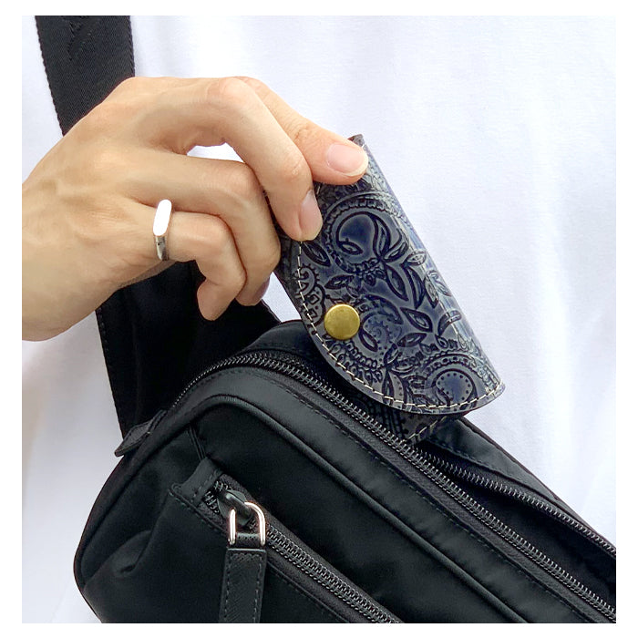 【Leo&Aoi公式ショップ】 ペイズリー柄 型押し キーケース 4連 本革 レディース メンズ スマートキー 三つ折り 牛革 革 レザー 鍵入れ 鍵 カギ 収納 スリム コンパクト キーホルダー 4連キーケース スマートキーケース 日本製 【安心の返品保証付き】